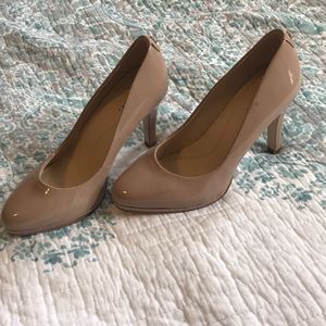 Tahari nude pumps